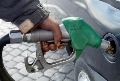 Benzina e gasolio: aumentano ancora i prezzi e scendono i consumi