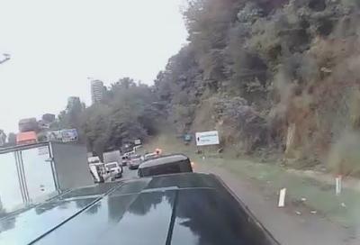 Video, ecco cosa succede quando su un camion non funzionano più i freni