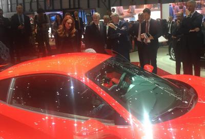 Winterkorn, CEO VW, visita lo stand Ferrari e studia la nuova 488 GTB  