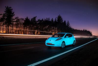 Nissan Leaf, la prima auto fluorescente a percorrere un' autostrada...luminescente