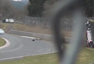 Nürburgring Nordschleife, una Nissan GT-R Nismo decolla e uccide uno spettatore