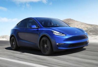 Tesla: con l'aggiornamento il cambio corsia è automatico