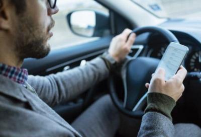 Smartphone alla guida: potrebbe scattare il ritiro immediato della patente