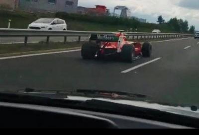Con una Formula 2 sfreccia in autostrada
