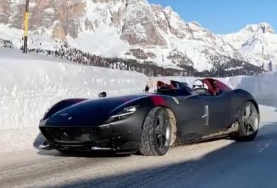 Ferrari SP2: la danza sulla neve è ipnotica e celestiale