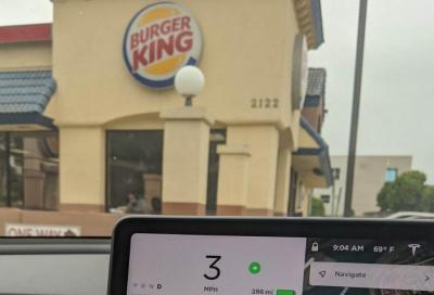 Tesla Autopilot: l’errore ferma l’auto da Burger King