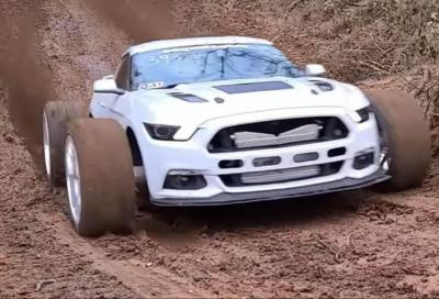 Il fango non ferma una Ford Mustang biturbo