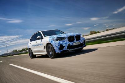 BMW inizia a testare il SUV i Hydrogen NEXT su strada 