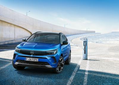 Nuovo Opel Grandland, look più moderno e interni tecnologici