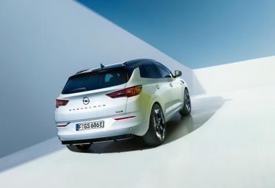 Opel Grandland GSe, arriva la versione più performante