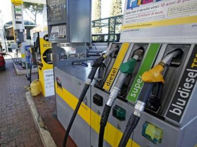 Prezzo carburanti in costante salita  