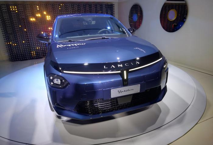 Lancia Ypsilon 2024: lusso e design 